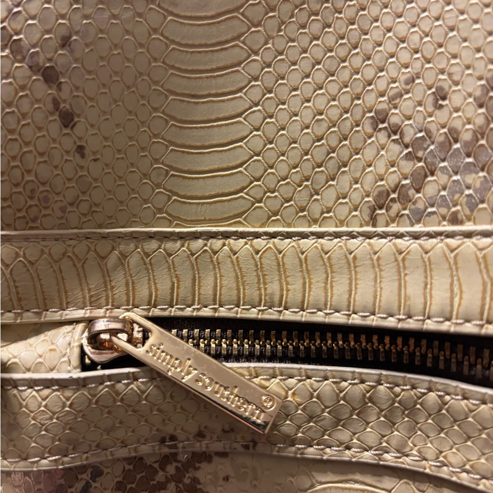 New Without Tags Simply Southern Tan Snake Print Weekender Bag 20” Long 10” Wide - Picture 8 of 9